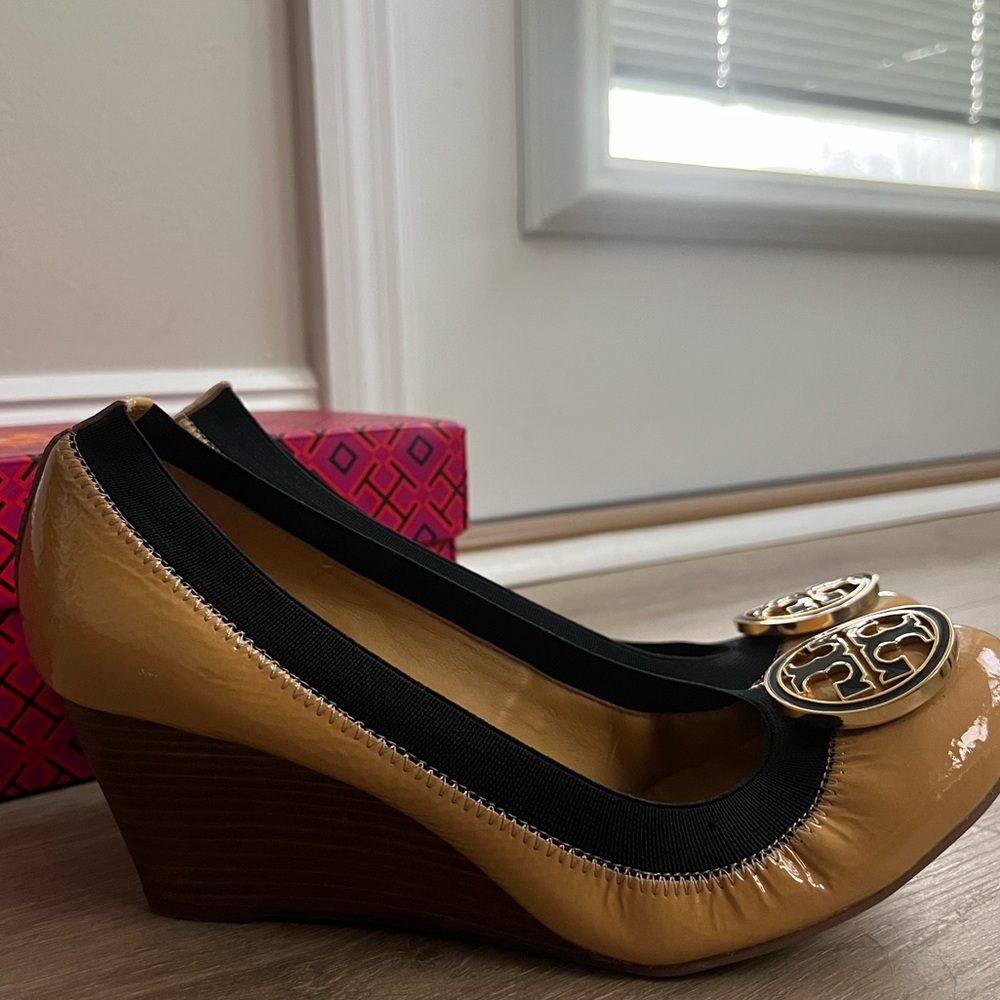 Tory Burch Caroline wedge iced coffee and black